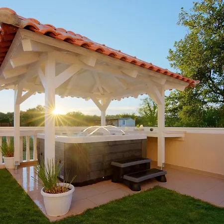 Mit Jacuzzi- Garten Und Parkplatz By Interhome Ližnjan