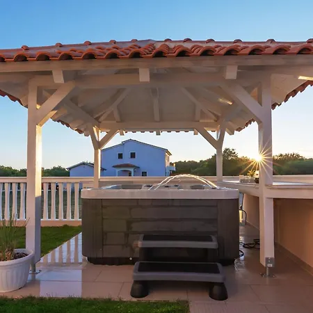 Mit Jacuzzi- Garten Und Parkplatz By Interhome Daire Ližnjan