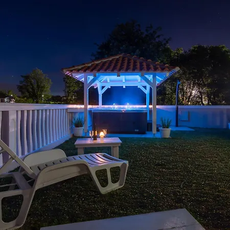 Mit Jacuzzi- Garten Und Parkplatz By Interhome Daire *