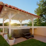 Mit Jacuzzi- Garten Und Parkplatz By Interhome Ližnjan
