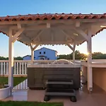 Mit Jacuzzi- Garten Und Parkplatz By Interhome アパート Ližnjan