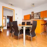 Mit Jacuzzi- Garten Und Parkplatz By Interhome
