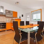 Mit Jacuzzi- Garten Und Parkplatz By Interhome *