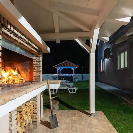 Apartment Tena Orange Mit Parkplatz- Terrasse Und Bbq By Interhome *