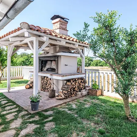 Lägenhet Tena Orange Mit Parkplatz- Terrasse Und Bbq By Interhome