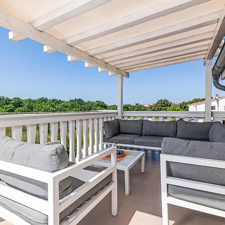 Tena Orange Mit Parkplatz- Terrasse Und Bbq By Interhome Apartman Ližnjan
