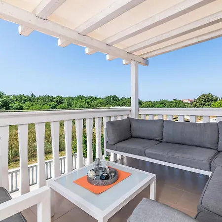 Tena Orange Mit Parkplatz- Terrasse Und Bbq By Interhome * Ližnjan