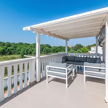 Tena Orange Mit Parkplatz- Terrasse Und Bbq By Interhome Ližnjan