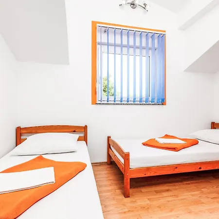 Tena Orange Mit Parkplatz- Terrasse Und Bbq By Interhome Ližnjan
