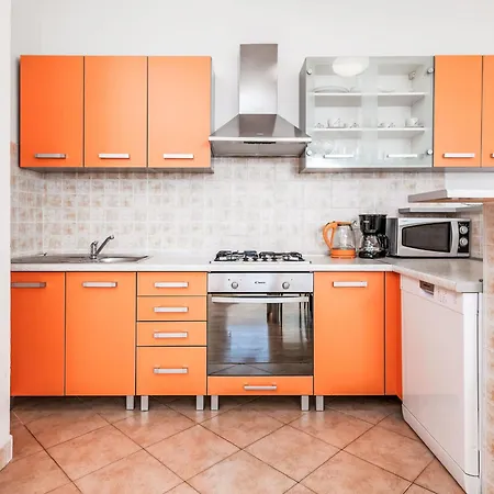 Tena Orange Mit Parkplatz- Terrasse Und Bbq By Interhome * Ližnjan
