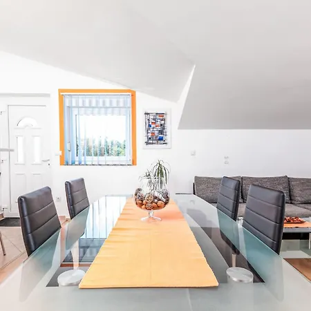 Tena Orange Mit Parkplatz- Terrasse Und Bbq By Interhome Ližnjan