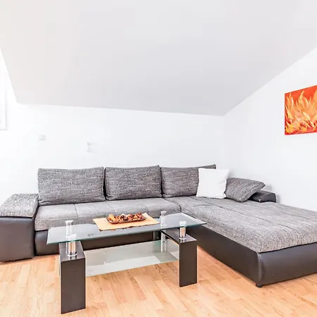 Tena Orange Mit Parkplatz- Terrasse Und Bbq By Interhome Apartament Ližnjan