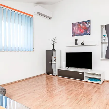 Tena Orange Mit Parkplatz- Terrasse Und Bbq By Interhome * Ližnjan