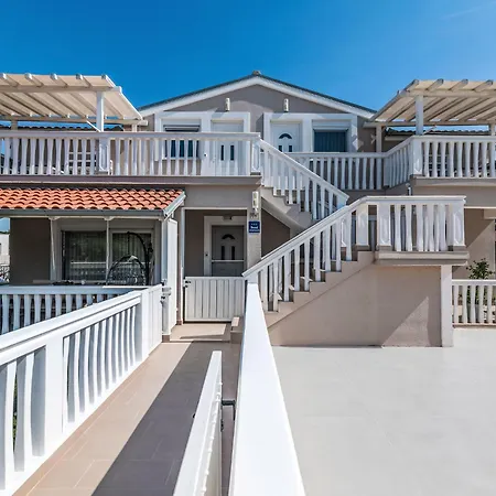Tena Orange Mit Parkplatz- Terrasse Und Bbq By Interhome Ližnjan