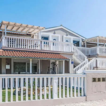 Tena Orange Mit Parkplatz- Terrasse Und Bbq By Interhome Ližnjan