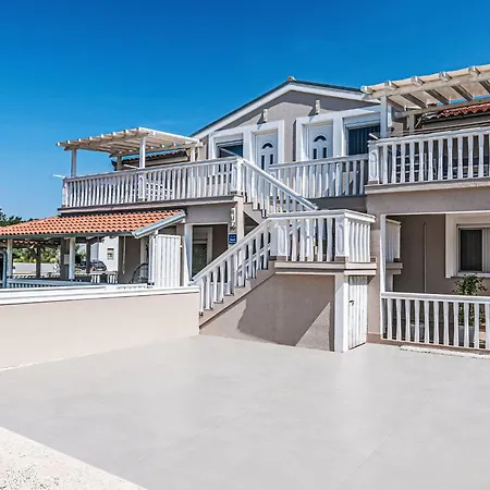 Tena Orange Mit Parkplatz- Terrasse Und Bbq By Interhome Apartament