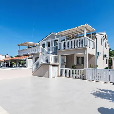 Apartament Tena Orange Mit Parkplatz- Terrasse Und Bbq By Interhome